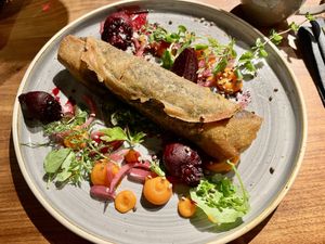 Gebackener Ricotta-Spinat-Strudel (Karotten-Creme, glasierte Rübchen, eingelegte Zwiebeln, Schmorfond)  at ÜBERLAND in Braunschweig