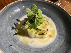 Zucchini Cannelloni (Paprika-Creme, Kräuter-Öl, Mandeln, Wiesenkräuter, Pinienkerne)  at ÜBERLAND in Braunschweig