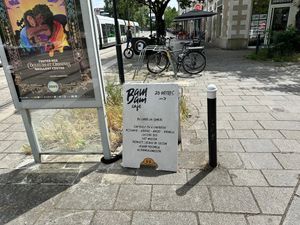 Sign confirming vegan options at Bam Bam Café in Nantes