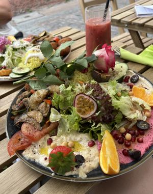 All you want, in vegan 🌱   at Earth Bowls in Heidelberg