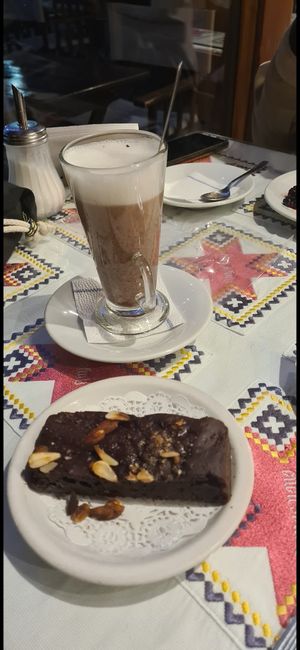 hot chocolate with almond milk and brownie at Cucú Schulz in Neuquen