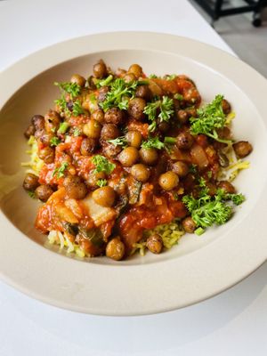 Chickpea with tomato sauce on basmati rice  at Les Mijoteuses in Dijon