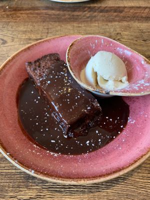 Warm chocolate fudge cake with vanilla icecream ❤️ at Huggers in Norwich
