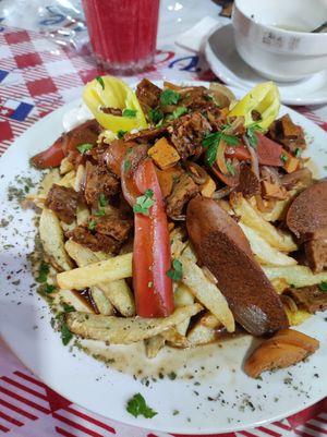 Se ve la chorrillana, con el jugo y el consomé en el fondo at Las Delicias de la Javi in Recoleta
