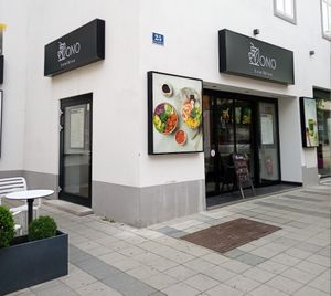 Entrance on the side at ONO Bowl & Tea in Wiener Neustadt
