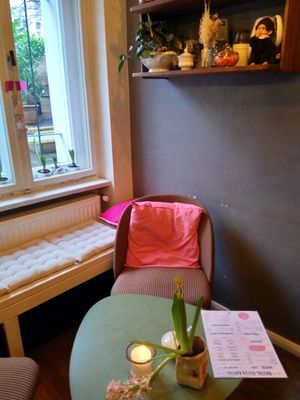 Eine der Sitzecken at Stück Vom Glück in Berlin