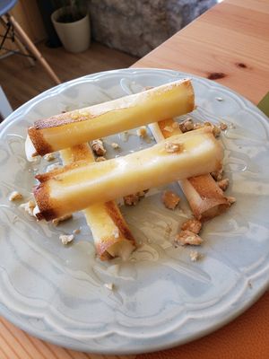 Vegan cheese sticks with agave jam at Oak Food Beer & Wine in Coimbra