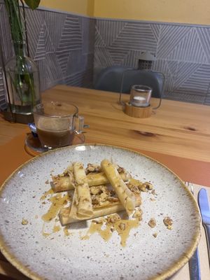 Vegan cheese sticks with agave syrup  at Oak Food Beer & Wine in Coimbra
