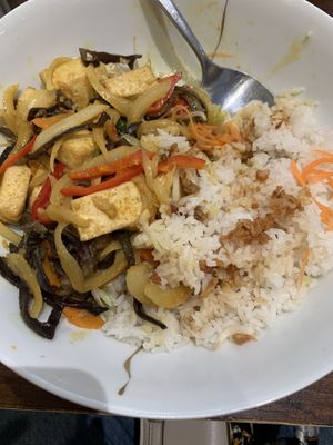 Tofu au curry avec riz, légumes, oignons frits   at Bol Bun & Bubble in Montpellier