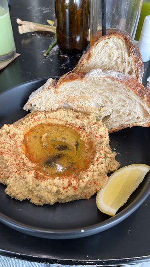 DELICIOSO! Humus de garbanzo y pan de pita   at Black Honey Cafe in Monterrey