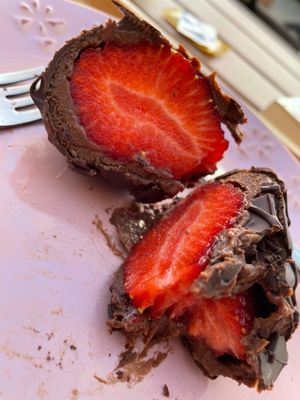Strawberry truffle (inside) at Saludê Pastelaria Fit in Lisbon