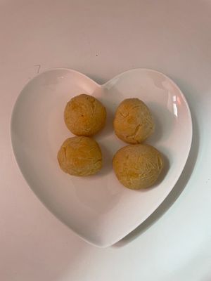 Cheese balls at Saludê Pastelaria Fit in Lisbon