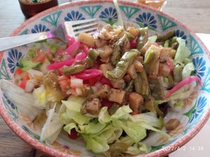 El bowl de burrito con cactus y vegetales at Ta'Kool in Sevilla