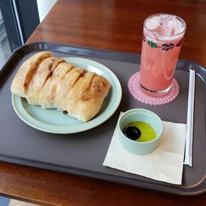 eating in house: juice and ciabatta served with olive oil #Veganuary at Le Blé 르블레 in Suncheon