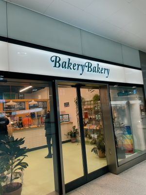 Next to the platform 31/Passage Gessnerallee Halle, Löwenstrasse in Zurich   at Bakery Bakery - HB in Zurich