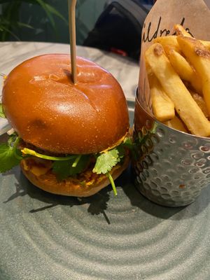 sorry for the bad photo composition I was self conscious 💀 at Mildreds - Covent Garden in London