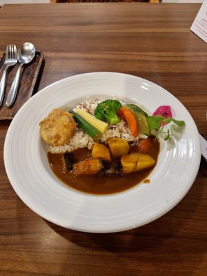 Curry with fruits and vegetables and a patato croquet at Sustaina in Bangkok