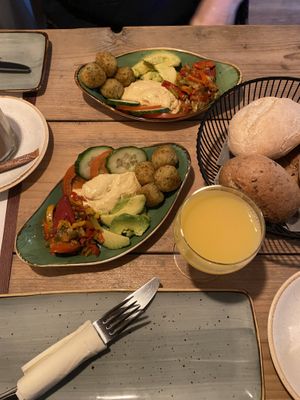 2 Brötchen mit Hunmus, Avocado, Antipasti, Falafel und ein Glas Orangensaft für 9,90€ pro Person  at Breilecker in Darmstadt