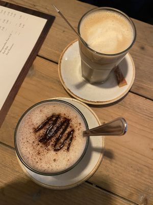 Heiße Schokolade und Latte Macchiato mit Hafermilch (Mittel)   at Breilecker in Darmstadt