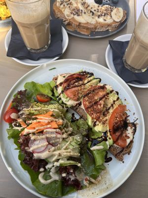 Stulle mit Hummus und Avocado   at Schuknecht in Darmstadt