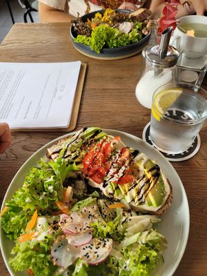 Brot mit Hummus, Avocado und Tomaten at Schuknecht in Darmstadt
