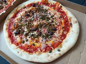 Vegan tuna pizza at L'Osteria in Graz