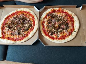 Vegan tuna pizzas at L'Osteria in Graz