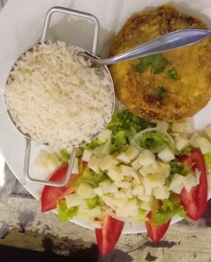 Hambúrger de feijão acompanhado de arroz e salada (alface, tomate, palmito e cebola) at Caramujo in Paraty