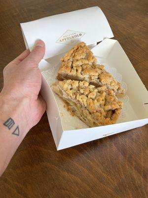 Vegan apple crumble pie (5.- a slice) at Apfelgold in Bern