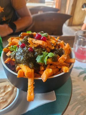 Sweet potato fries with pesto, currants and mayonaise at Metafora in Szklarska Poreba