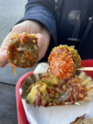 Links: Bio Currywurst (Seitan) mit Honey Love; rechts: Currywurst (Soja) mit Pirat   at Best Worscht in Town in Darmstadt