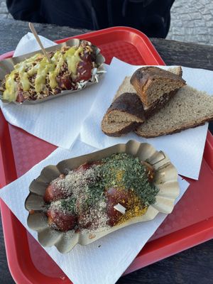 Oben: Bio Currywurst (Seitan) mit Honey Love; unten: Currywurst (Soja) mit Pirat   at Best Worscht in Town in Darmstadt