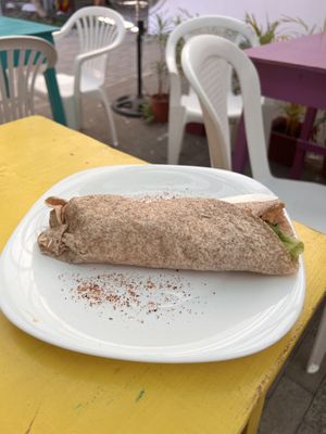 Muy rico el wrap, el helado de vainilla es delicioso   at Perezoso Coffee House in Manuel Antonio