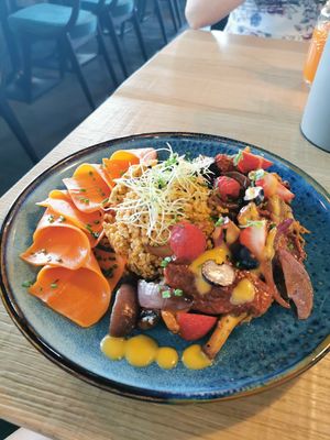 LAX Bowle -  Bulgur und allerlei Gemüse, Schwammerl und Früchte 😍 (Lax war nicht so meins, ich bevorzuge Karottenlax). at Miraculix - Pub & Parkcafé in Natternbach