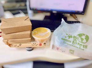 Ordered with plastic bag clearly labelled compostable ￼  at Pleasant Life Healthy Vegetarian Restaurant 悦意生活素食餐厅 in Shenzhen