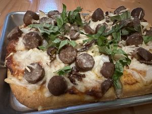 	

Caramelized Fennel & Apple Sausage Pizza #Veganuary at Magdelena's in Petaluma