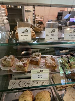 Vegan Pastry: Amarena, Noci e Albicocca, Cioccolata, Cake: Pesca  at Caffè con Tè in Modena
