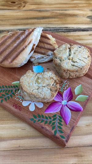 Escones y tostado de jamón y queso   at Vrote in Montevideo