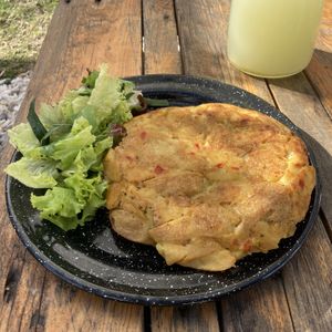 Tortilla de papa con ensalada   at Vrote in Montevideo