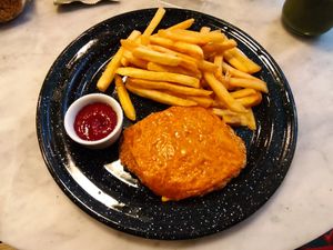 Lo siento, pero no me gustó, patatas secas y excesivamente aceitosas, milanesa sin apenas sabor a nada, el personal muy amable pero el sitio muy caro, para lo que me sirvieron, la at Vrote in Montevideo