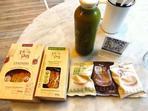 El jugo verde muy rico, las galletas que probé regular, el resto no lo he probado aún at Vrote in Montevideo