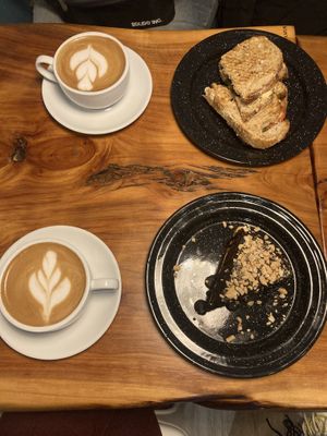 Capuchino, tostado caprese y torta Vrote   at Vrote in Montevideo