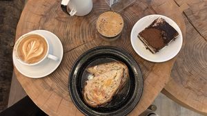 Cappuccino, tostado vrote con tempeh (altamente recomendable) Frappuccino y tiramisu   at Vrote in Montevideo