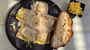 Ravioles de masa de curry rellena de puerros y hongos. at Vrote in Montevideo