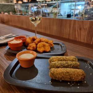Croquetes de espinafres e "cocinhas" de couve flor at The Green Affair - Parque das Nações in Lisbon