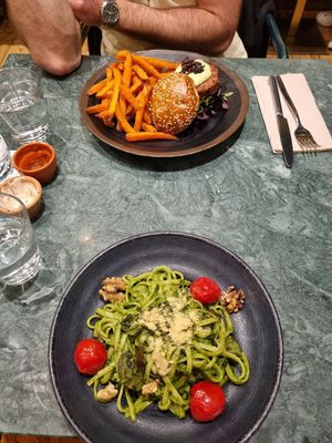 Vegetable Burger & Linguine Pesto at The Green Affair - Parque das Nações in Lisbon