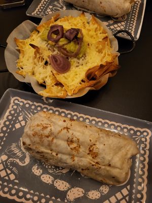 Silver Lake Vegan Style Burrito und Nachos mit veganem Käse at Crazy Nate's Wöhrder Weise in Nuremberg