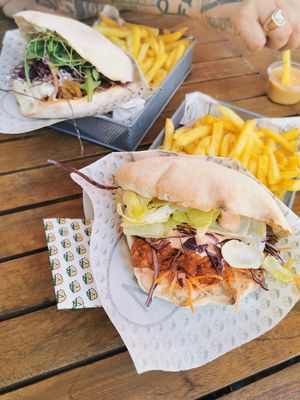 Planted & Jack Fruit Pita 🥙🍟🌱 at Veganitas in Zurich