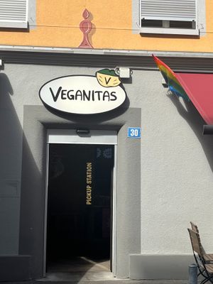 Cute little entry with great outdoor deating at Veganitas in Zurich