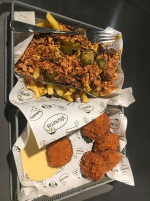 Loaded fries und Jackfruit nuggets  at Veganitas in Zurich
